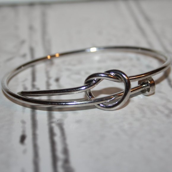 Beautiful tied knot nail bangle bracelet - Picture 2 of 3